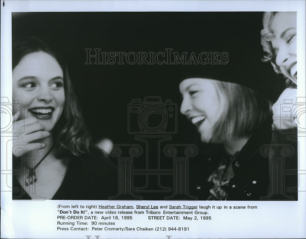 1995 Press Photo Sheryl Lee,Sarah Trigger and Heather Graham in &quot;Don&#39;t Do It&quot;.- Historic Images