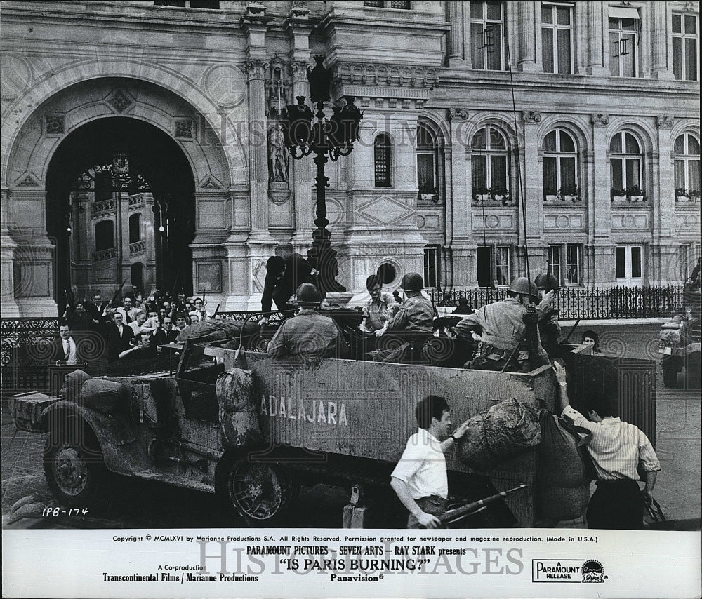 1966 Press Photo Scene From Film &quot;Is Paris Burning?&quot;- Historic Images