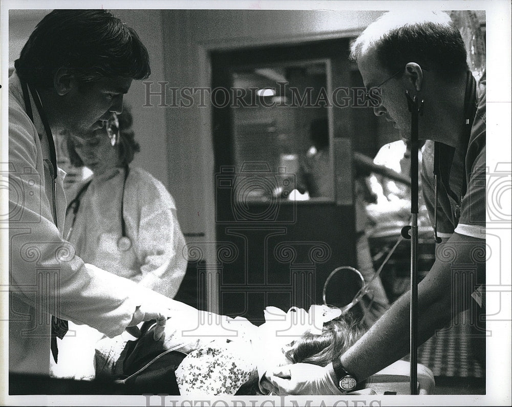 1996 Press Photo Actor George Clooney &amp; Anthony Edwards In &quot;ER&quot; - Historic Images