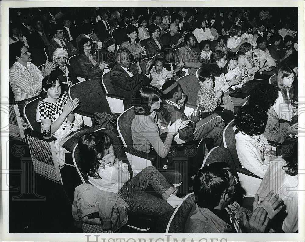 1983 Press Photo Theater Premier Of &quot;Return Of The Jedi&quot; Packed Seats- Historic Images