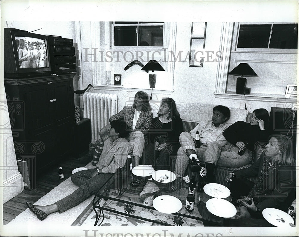 1994 Press Photo Suzie Balch &amp; Lisa Beteencourt Watching &quot;Melrose Place&quot; - Historic Images