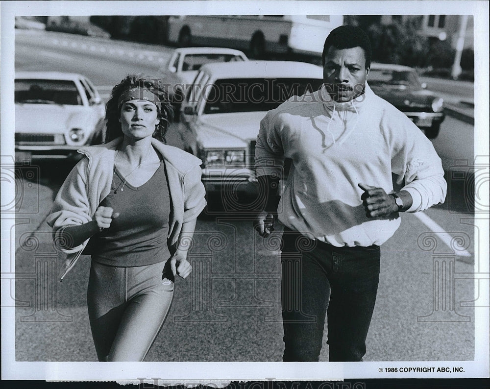 1986 Press Photo Daphne Ashbrook, Carl Weathers, &quot;Fortune Dane&quot;- Historic Images