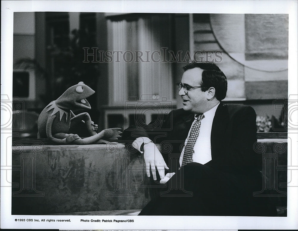 1993 Press Photo News Reporter Richard Schlesinger, Kermit The Frog Muppet- Historic Images