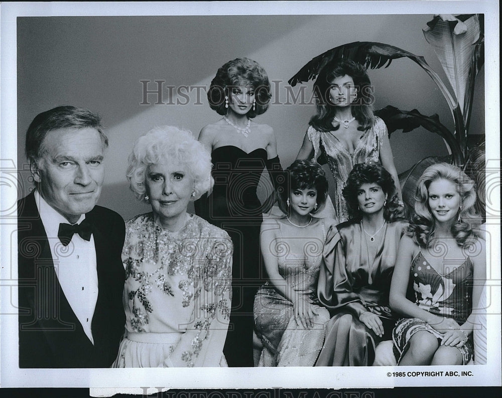 1985 Press Photo &quot;Dynasty:The Colbys&quot; C Heston,B Stanwyck,S Beachman,E Samms- Historic Images