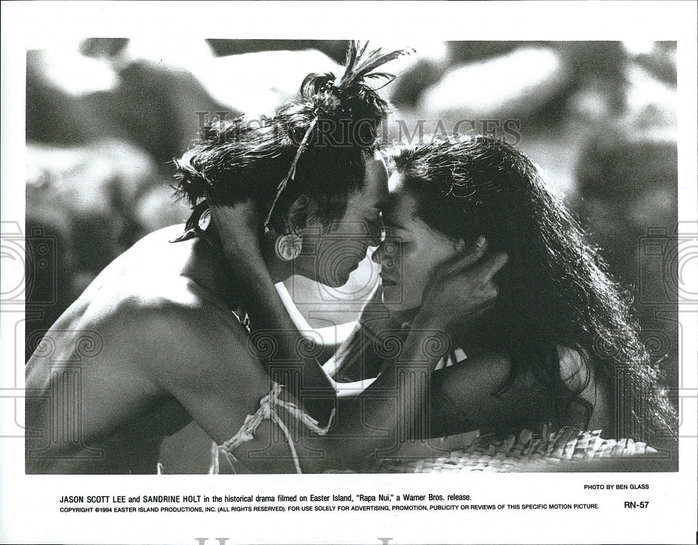 1994 Press Photo Jason Scott Lee and Sandrine Holt in &quot;Rapa Nui&quot;- Historic Images