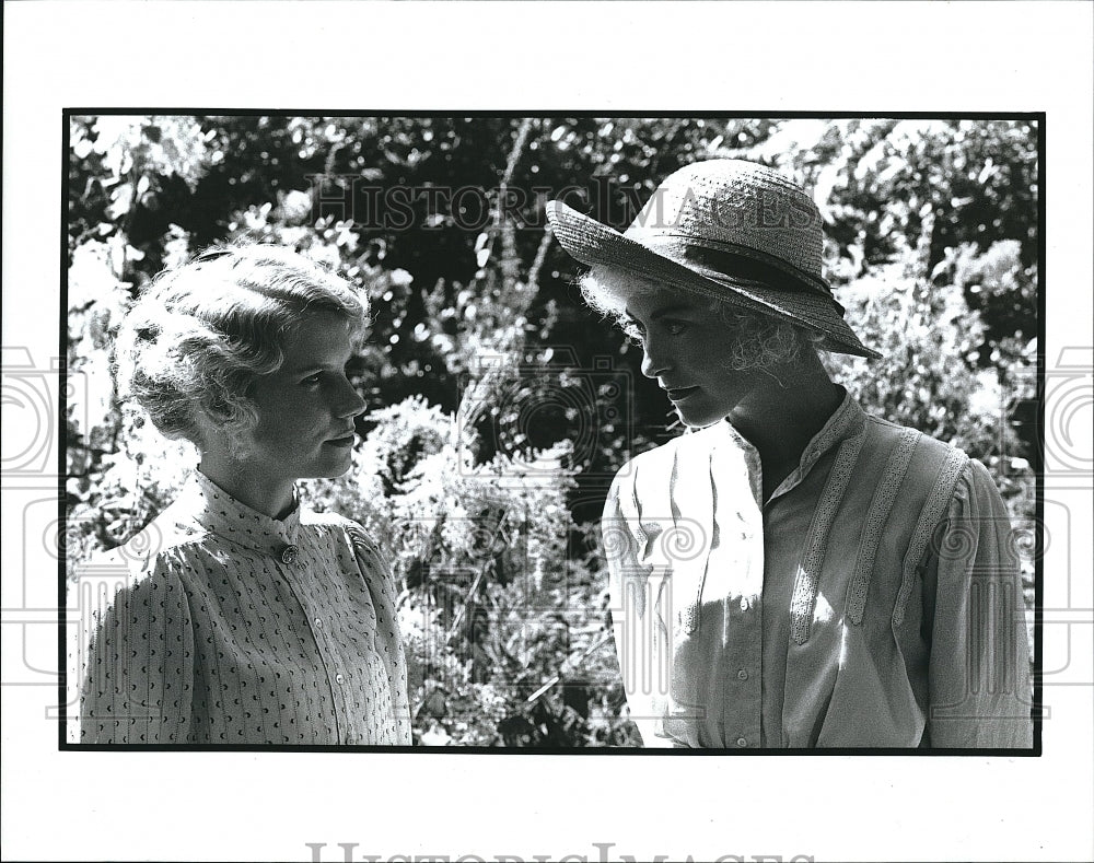 1992 Press Photo Sammi Davis and Amanda Donohoe in "Rainbow"- Historic Images