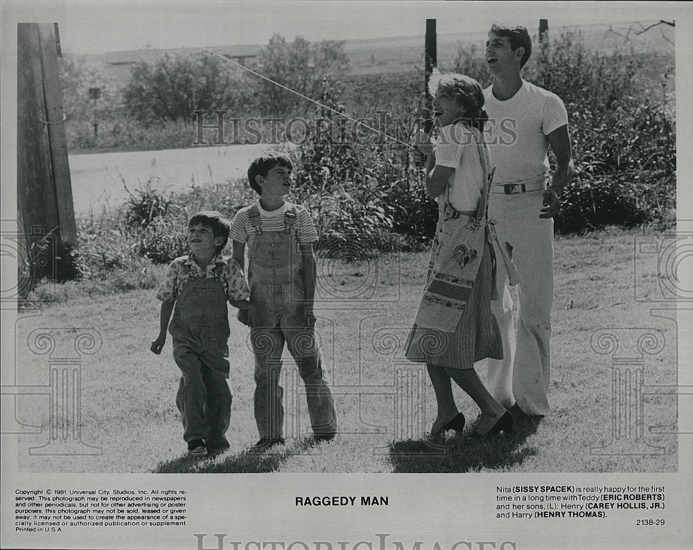 1981 Press Photo Raggedy Man Film Sissy Spacek Eric Roberts Family Scene- Historic Images