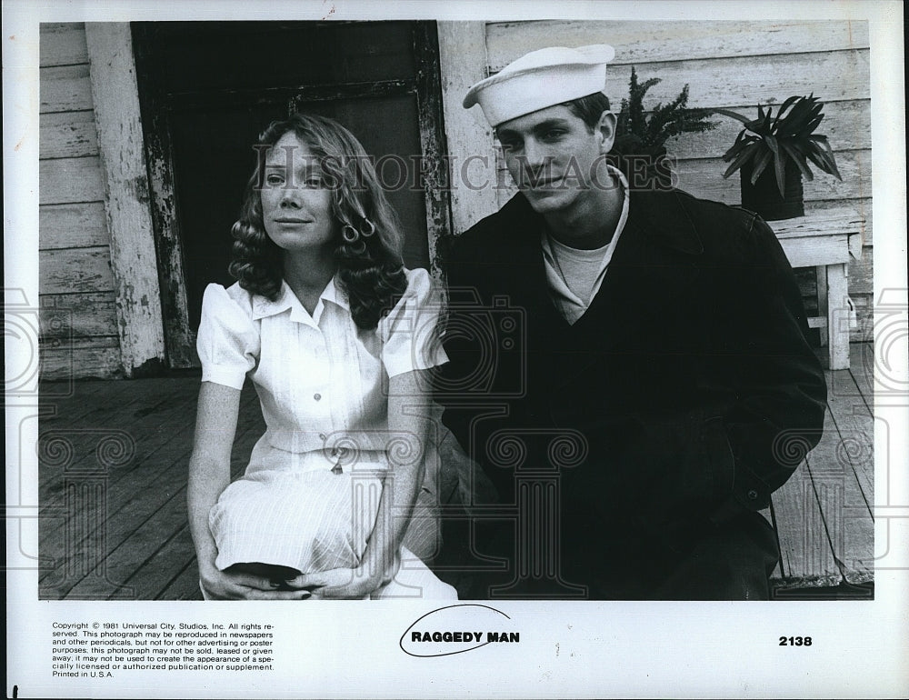 1981 Press Photo Raggedy Man Film Sissy Spacek Eric Roberts Porch Sitting Scene- Historic Images