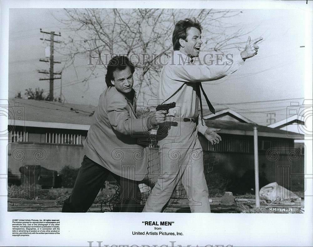 1987 Press Photo Jim Belushi, John Ritter, &quot;Real Men&quot;- Historic Images