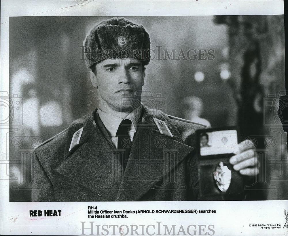 1988 Press Photo Arnold Schwarzenegger in &quot;Red Heat&quot;- Historic Images