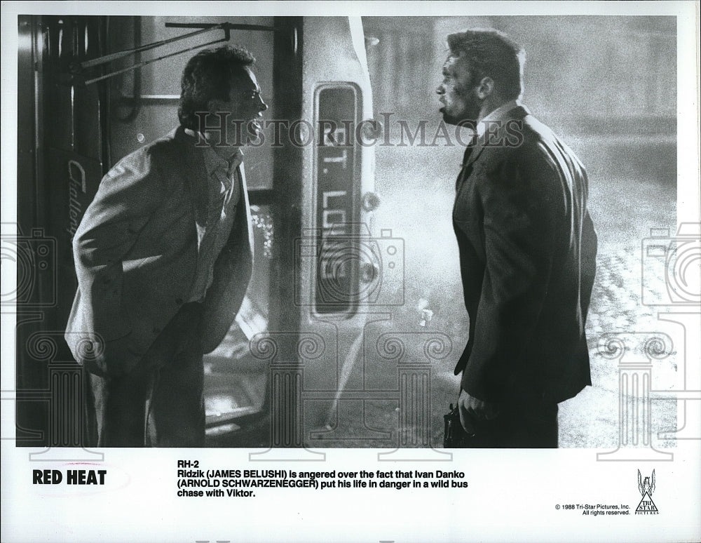 1988 Press Photo James Belushi &amp; Arnold Schwazenegger star in &quot;Red Heat&quot;- Historic Images