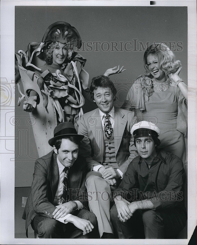 1976 Press Photo &quot;The Fun Factory&quot; with ensemble cast- Historic Images