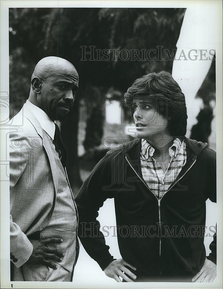 1982 Press Photo Louis Gossett, Jr., Peter Barton &quot;The Powers of Matthew Star&quot;- Historic Images