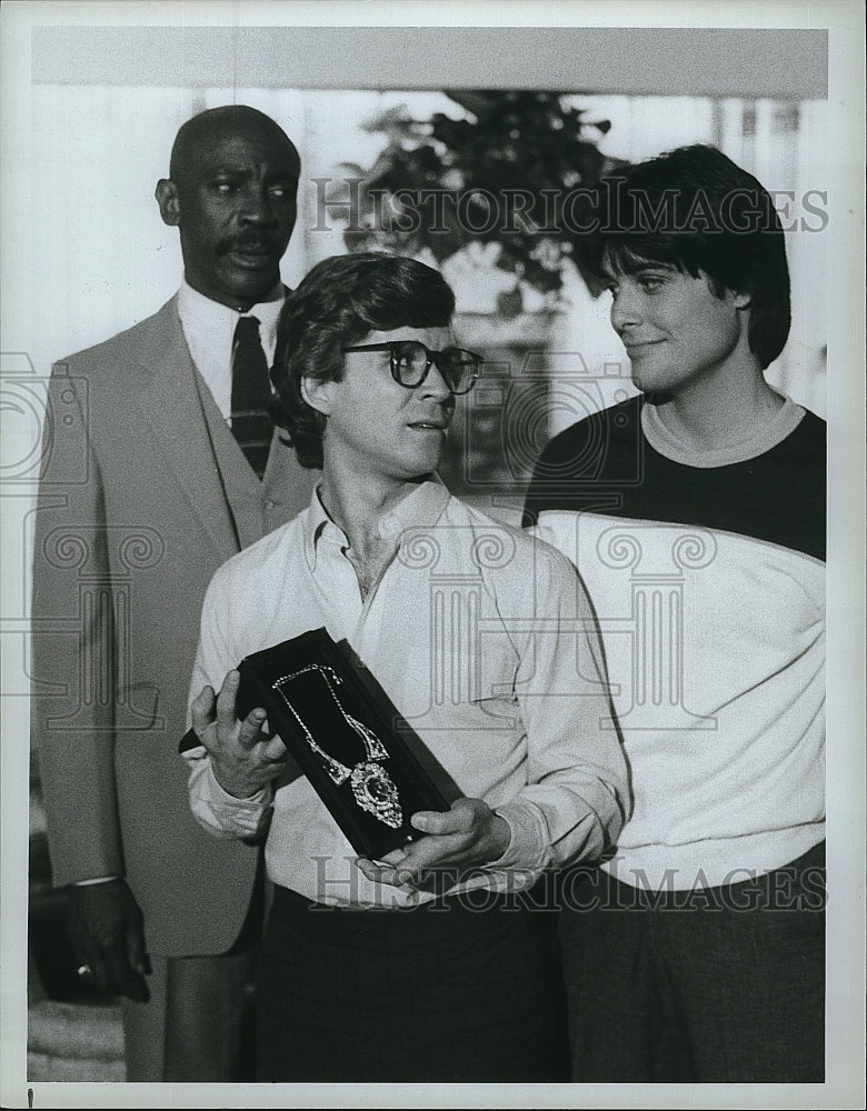 1983 Press Photo Louis Gossett, Jr., Peter Barton &quot;The Powers of Matthew Star&quot;- Historic Images