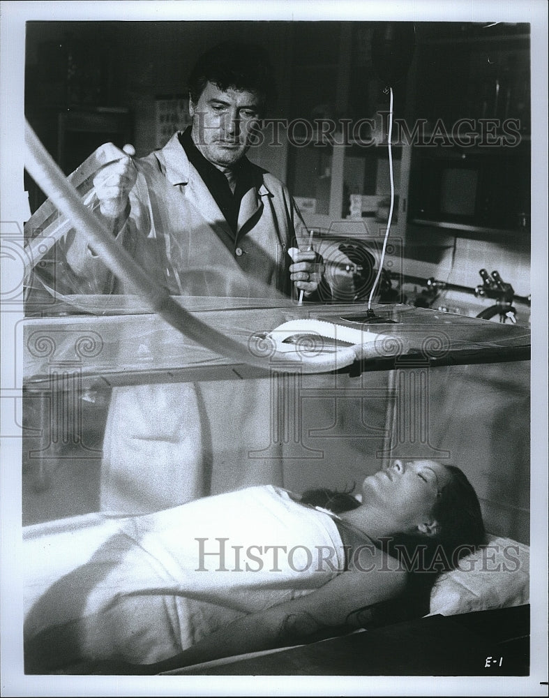 1976 Press Photo Rock Hudson, Barbara Carrera &quot;Embryo&quot;- Historic Images