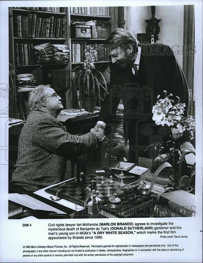 1989 Press Photo Donald Sutherland, Marlon Brando &quot;A Dry White Season&quot;- Historic Images