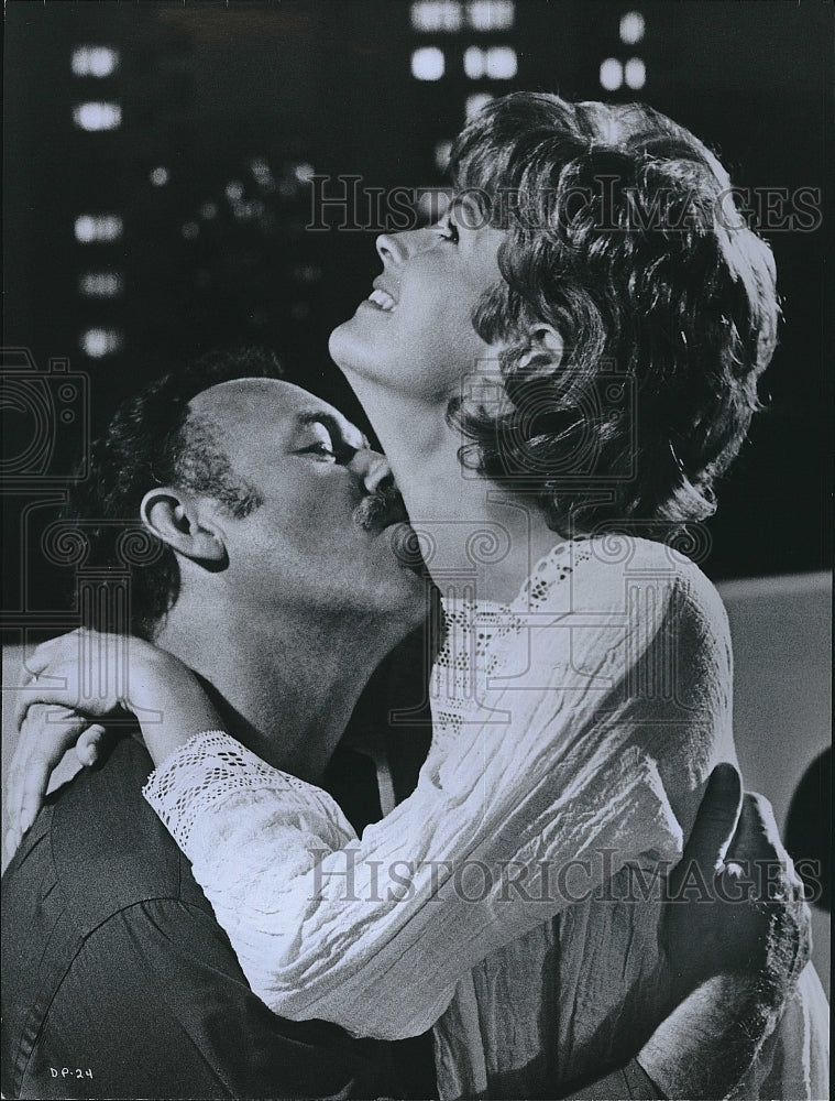 1977 Press Photo Gene Hackman, Candice Bergen &quot;The Domino Principle&quot;- Historic Images