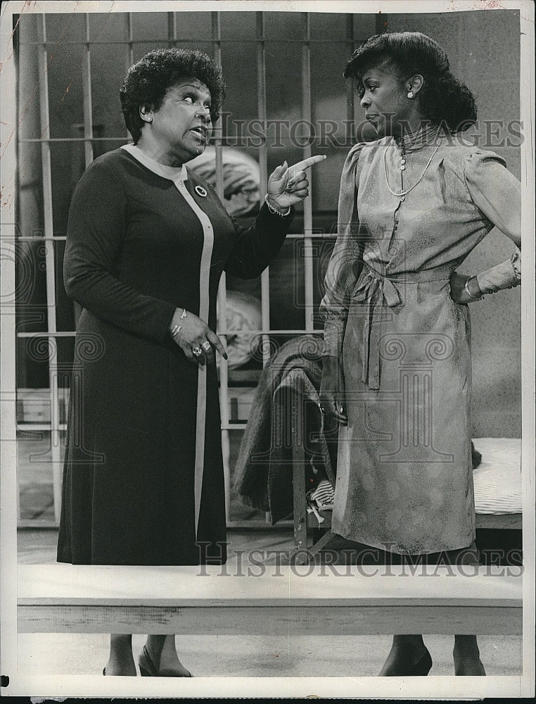 1982 Press Photo Isabel Sanford, Roxie Roker &quot;The Jeffersons&quot;- Historic Images