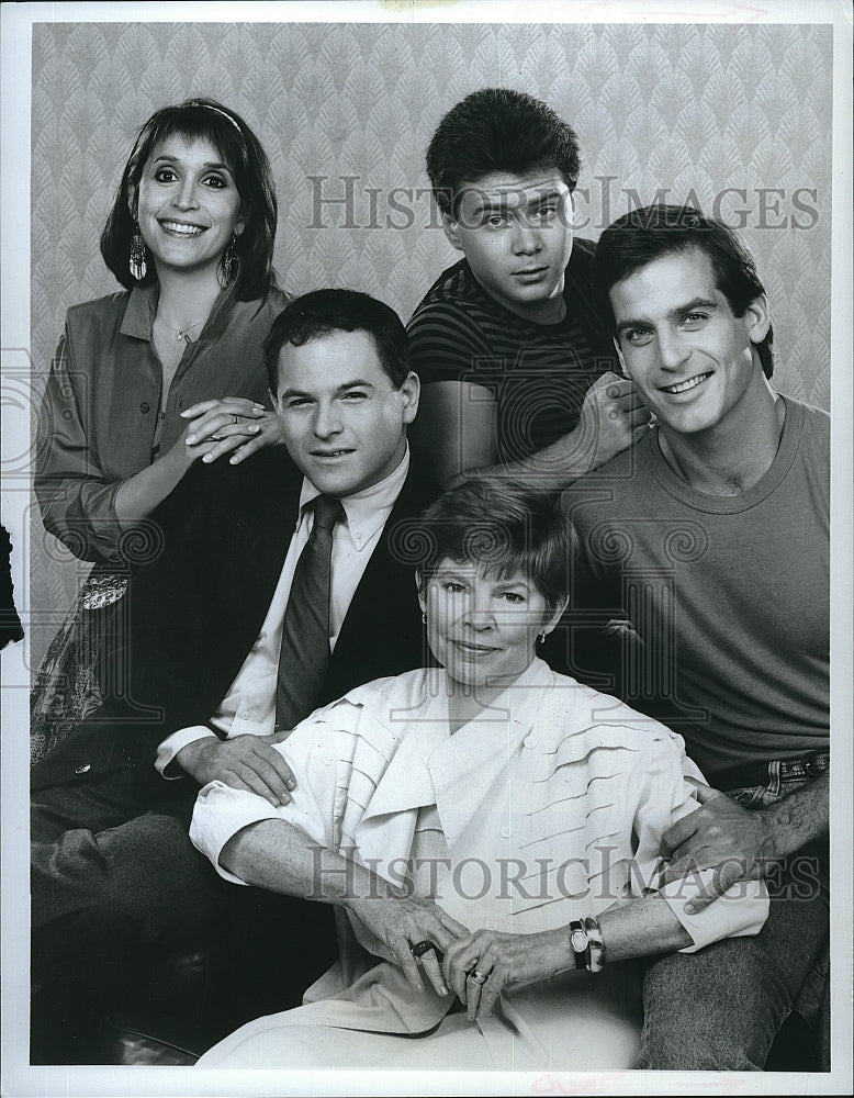 1996 Press Photo Actress Gina Hecht &amp; Cast Members of &quot;Everything&#39;s Relative&quot;- Historic Images