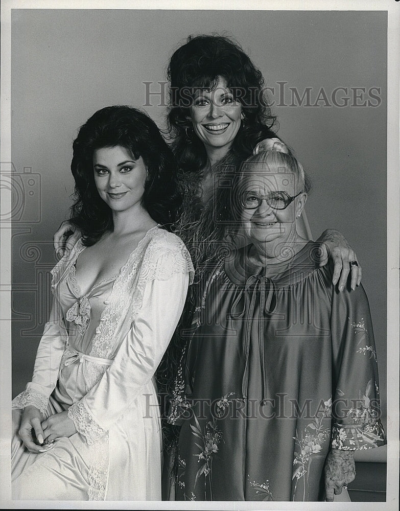 1982 Press Photo Actress Delta Burke &amp; Nedra Volz in &quot;Filthy Rich&quot;- Historic Images