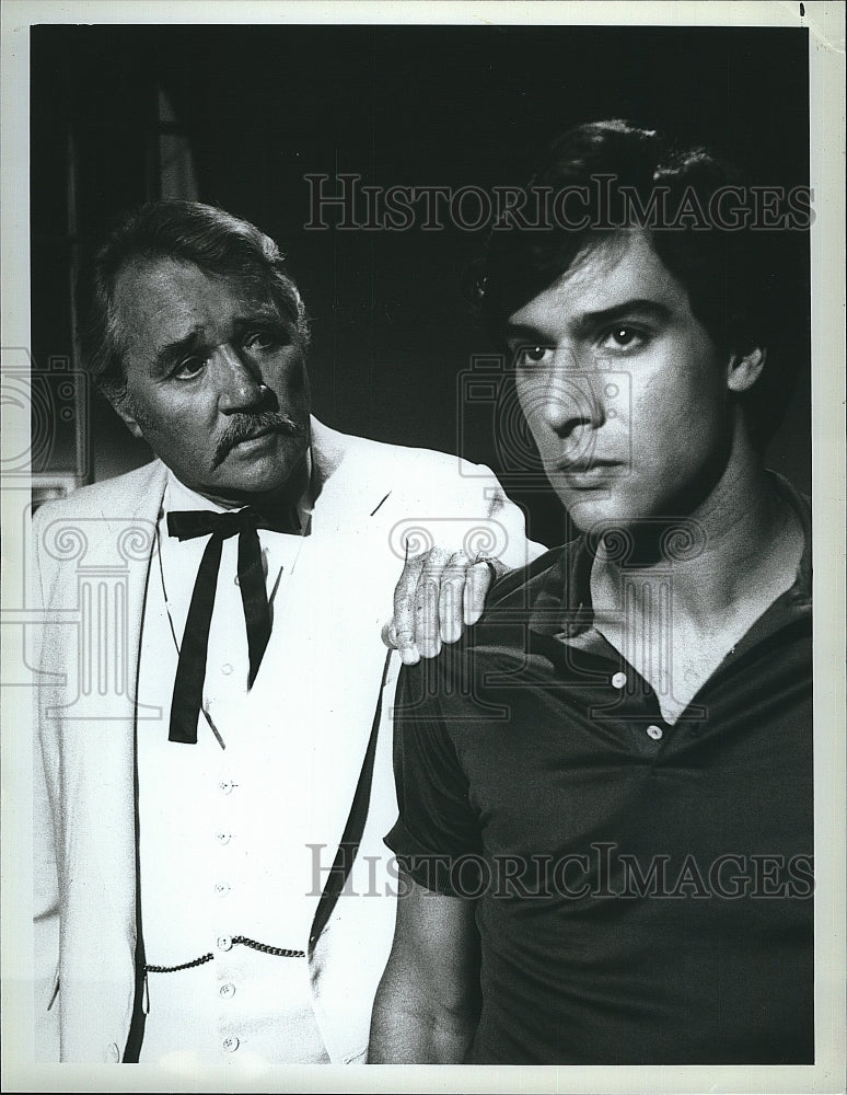 1982 Press Photo Actor Howard Duff &amp; Fernando Allende in &quot;Flamingo Road&quot;- Historic Images