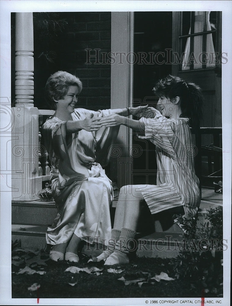 1986 Press Photo Megan Mullally Actress Ellen Burstyn Show TV Sitcom Series- Historic Images