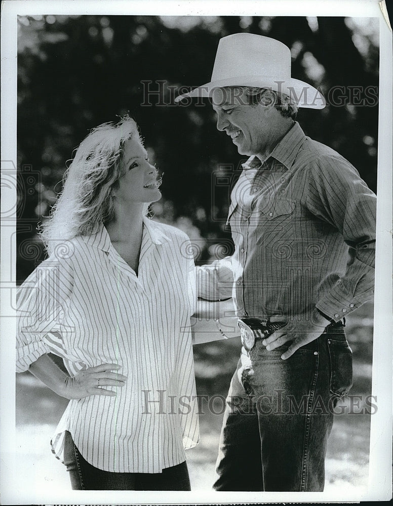 1986 Press Photo Steve Kanaly and Priscilla Beaulieu in Dallas- Historic Images