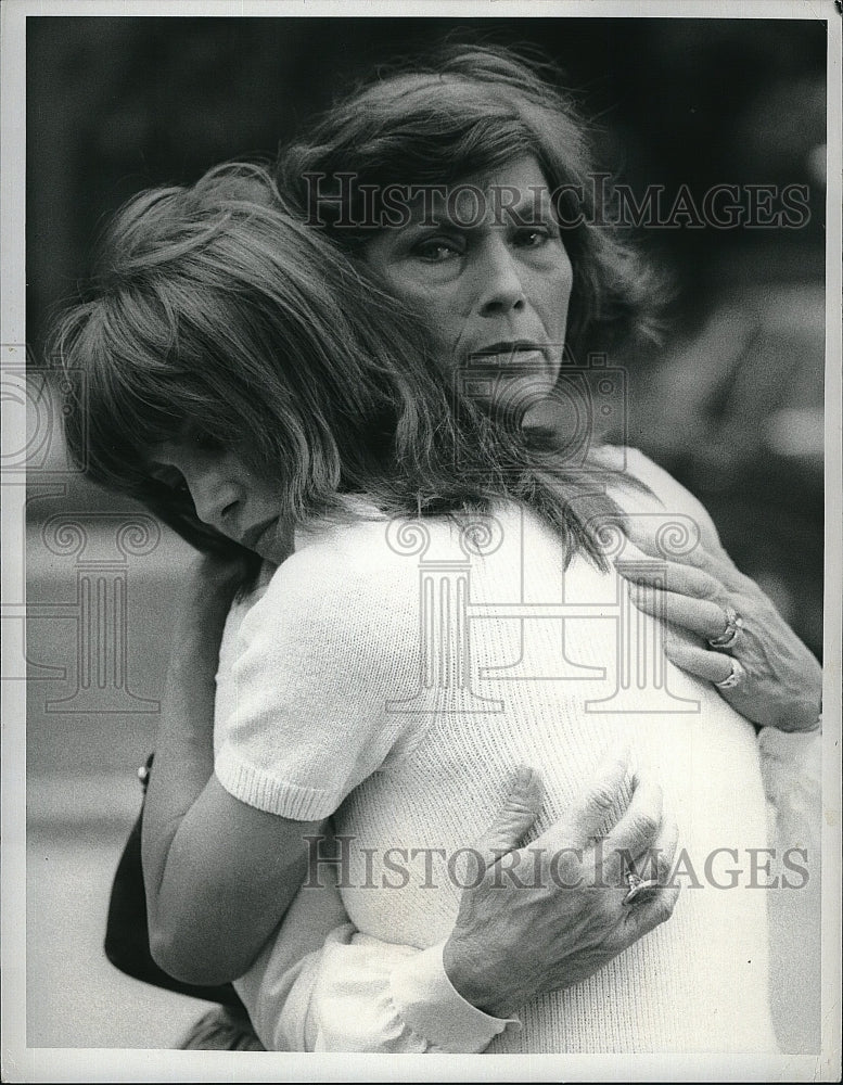 1982 Press Photo Victoria Principal, Priscilla Pointer, &quot;Dallas&quot;- Historic Images