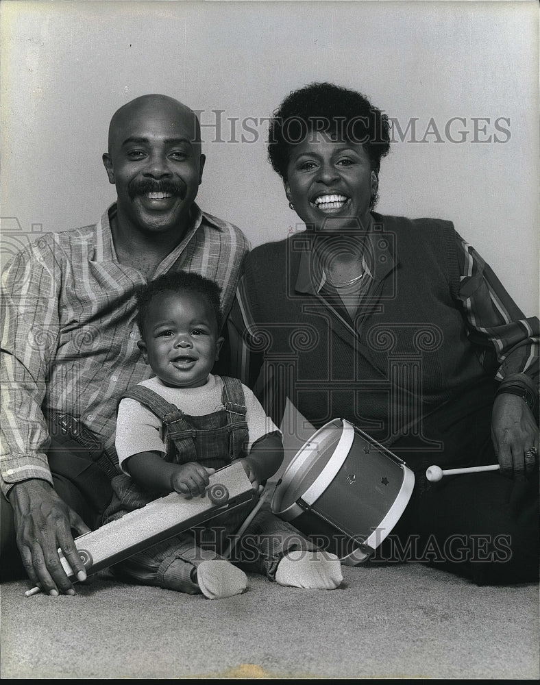 1985 Press Photo Baby Miles Joins &quot;Sesame Street&quot; When He&#39;s Adopted- Historic Images