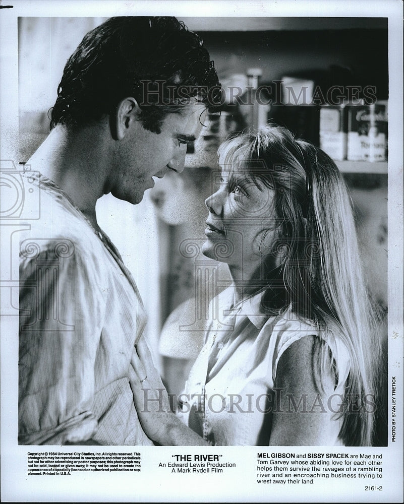 1984 Press Photo &quot;The River&quot; Mel Gibson &amp; Siisy Spacek- Historic Images