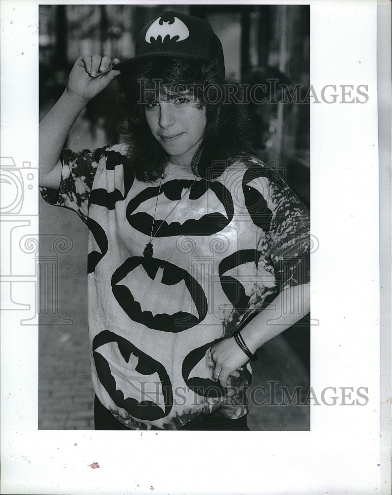 1989 Press Photo Joy Kontogiannis in her &quot;Batman&quot; hat- Historic Images