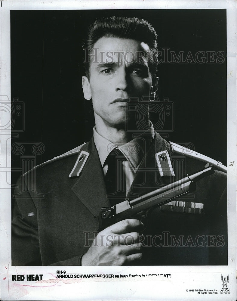 1988 Press Photo Arnold Schwarzenegger Stars In "Red Heat"- Historic Images