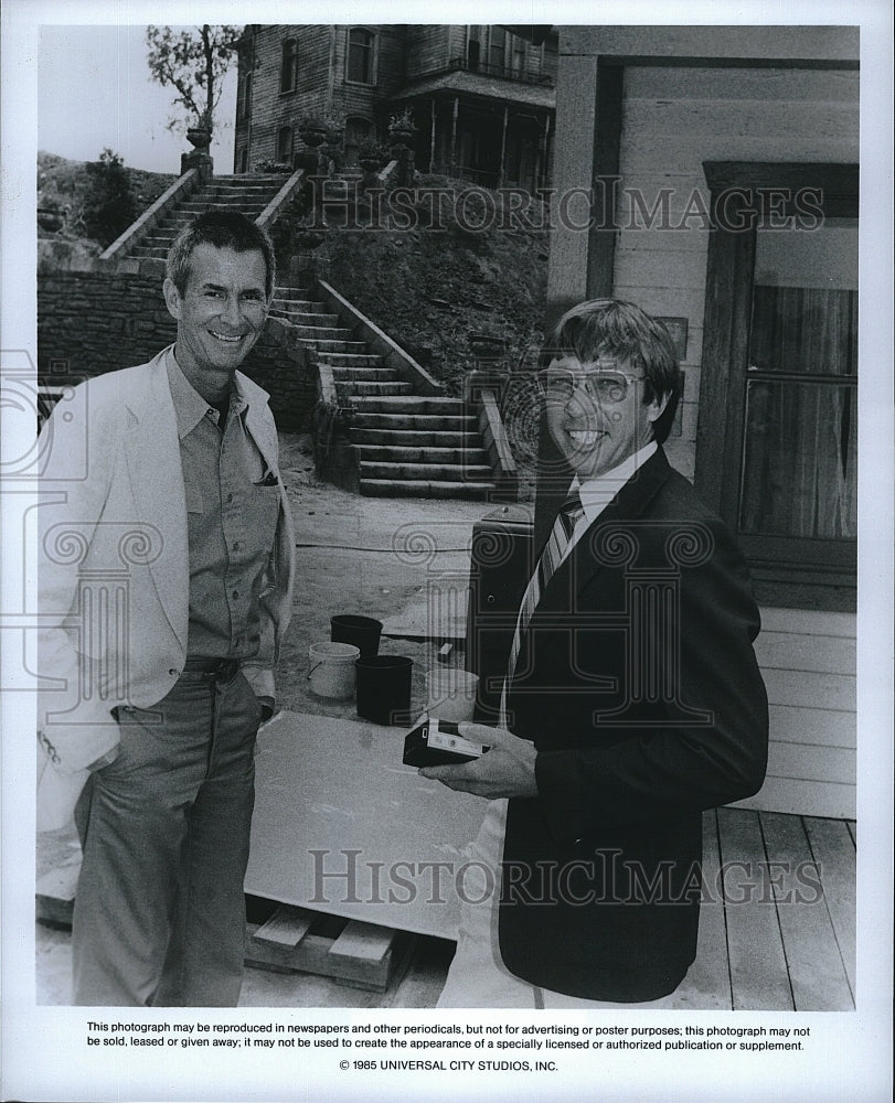 1985 Press Photo Tony Perkins &amp; Writer Colin Dangaard Of &quot;Psycho III&quot;- Historic Images