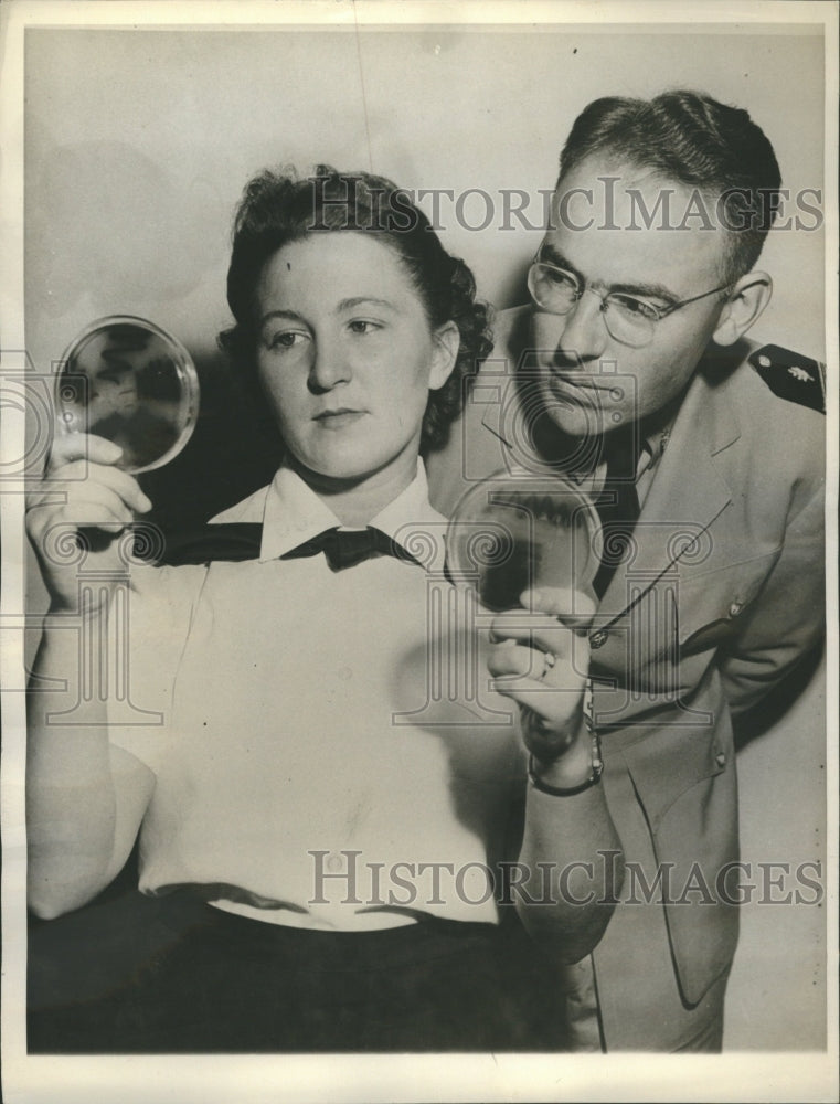 1943 Press Photo Agar helps navy doctor's research. - RRR44753