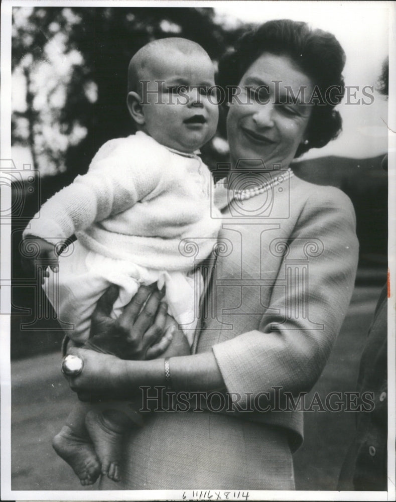 1960 Press Photo Queen Elizabeth with 7 month old Princ- Historic Images