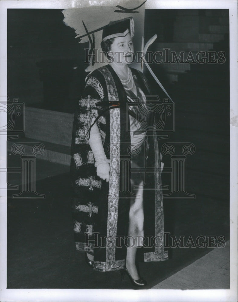 1956 Press Photo Queen Mother Elizabeth wears her cap - Historic Images