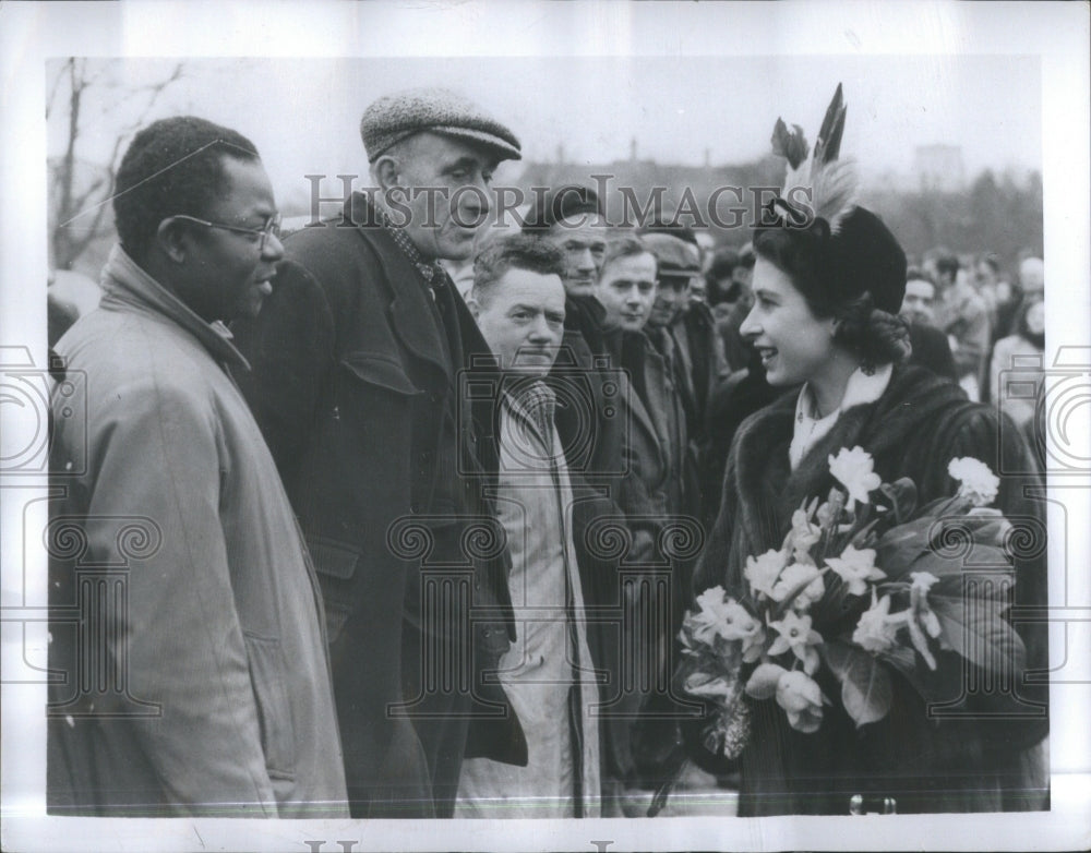 1950 Press Photo Future Queen Elizabeth Greets Workers- Historic Images