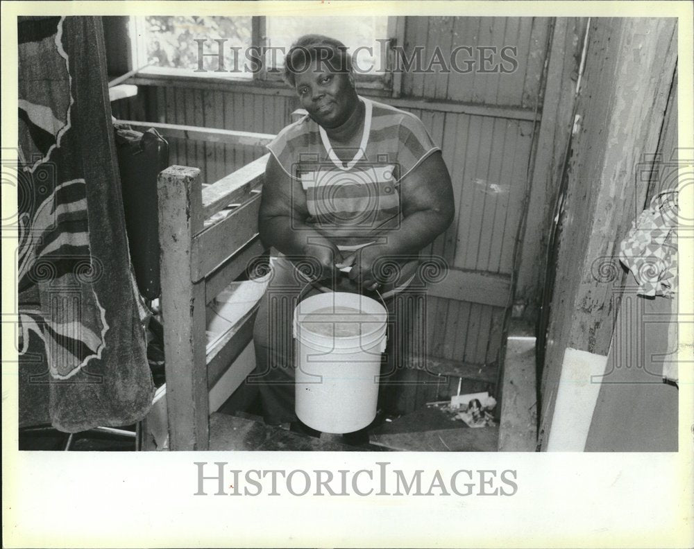1986 Press Photo Arbie Nelson lugs water from neighbor&#39;s to Chicago apartment- Historic Images