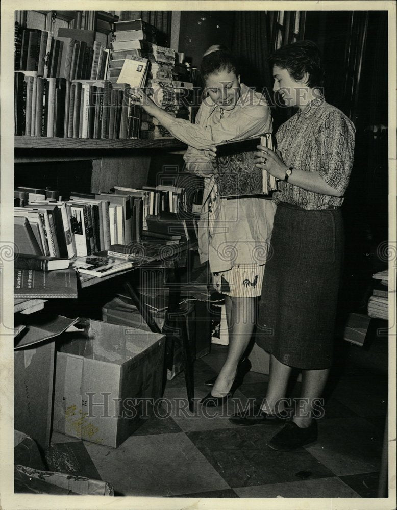 1963 Press Photo Mmes. David Dohney, Roger Cunliffe stock for rummage sale in IL- Historic Images