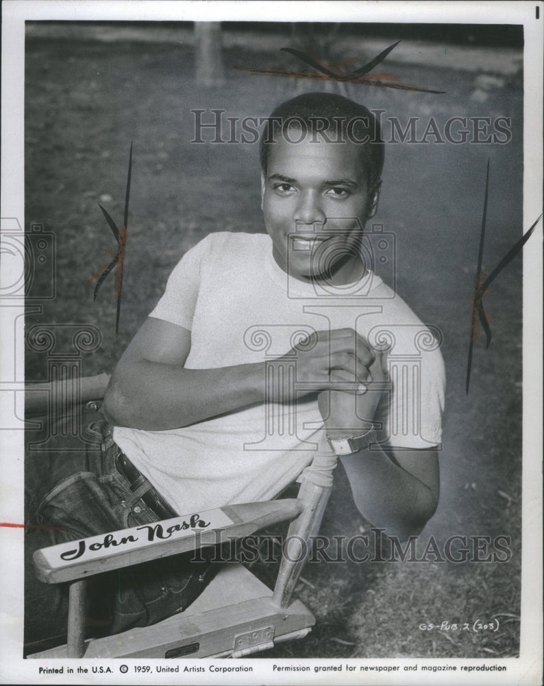 1960 Press Photo John Nash Actor Park Chair Smile - Historic Images