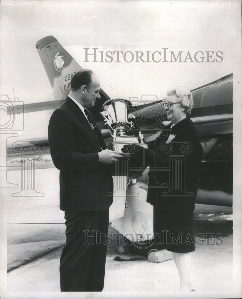 1970 Press Photo Air Internaional Guard Ed Pipp Marjori - RRU06231
