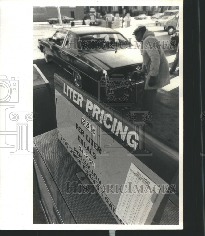 1981 Press Photo Oak Park Illinois gas station metric - RRU09573