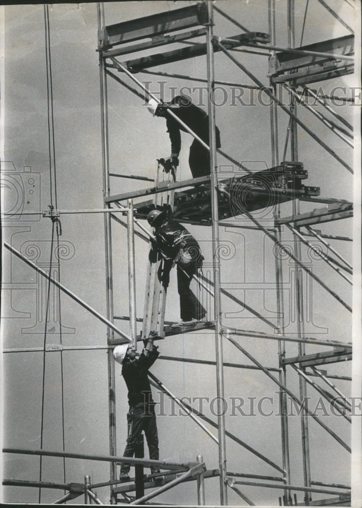 1973 Press Photo Harbor Point Tower Scaffolding Lake Mi- Historic Images