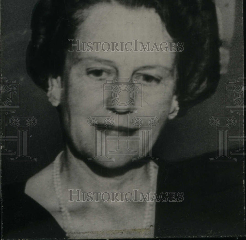 Press Photo Van Schaud Woman Photo Pose - RRU20819