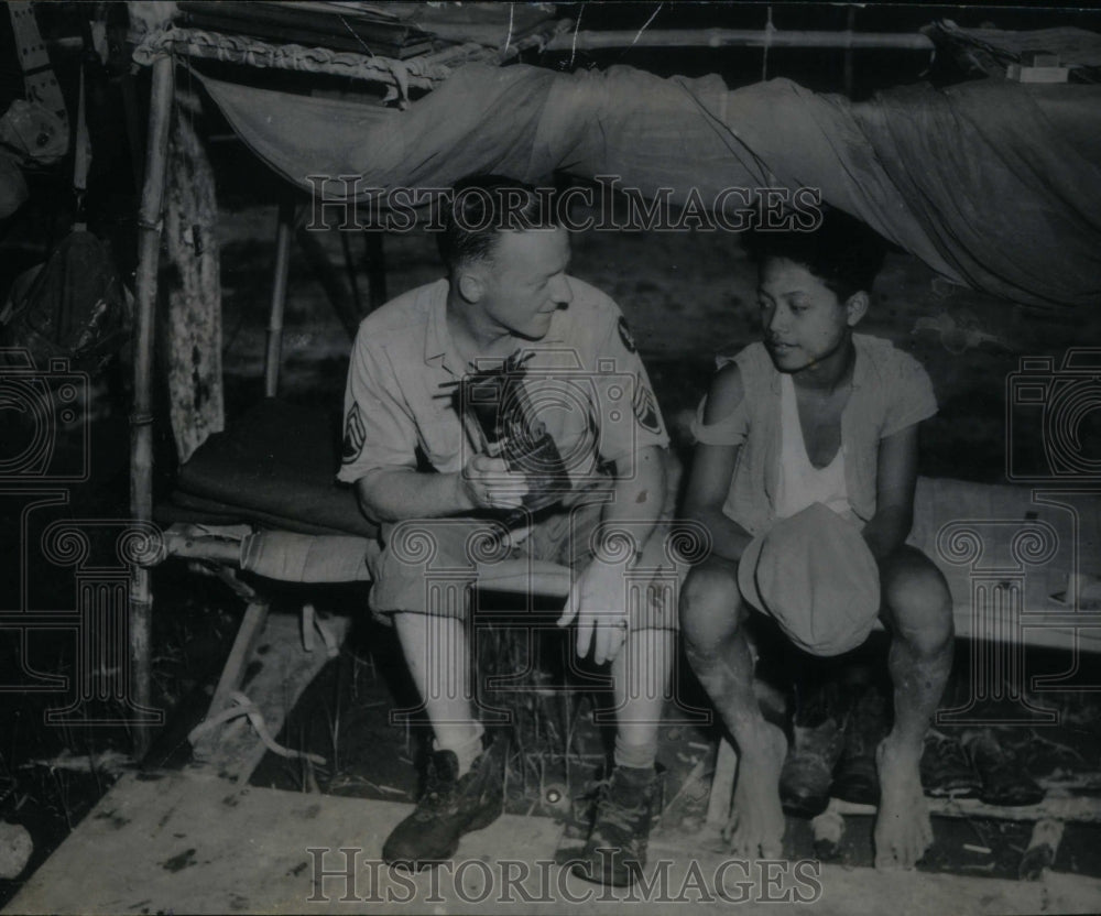 1944 Press Photo Sgt. Martin and Gringo of Phillipines - RRU30731