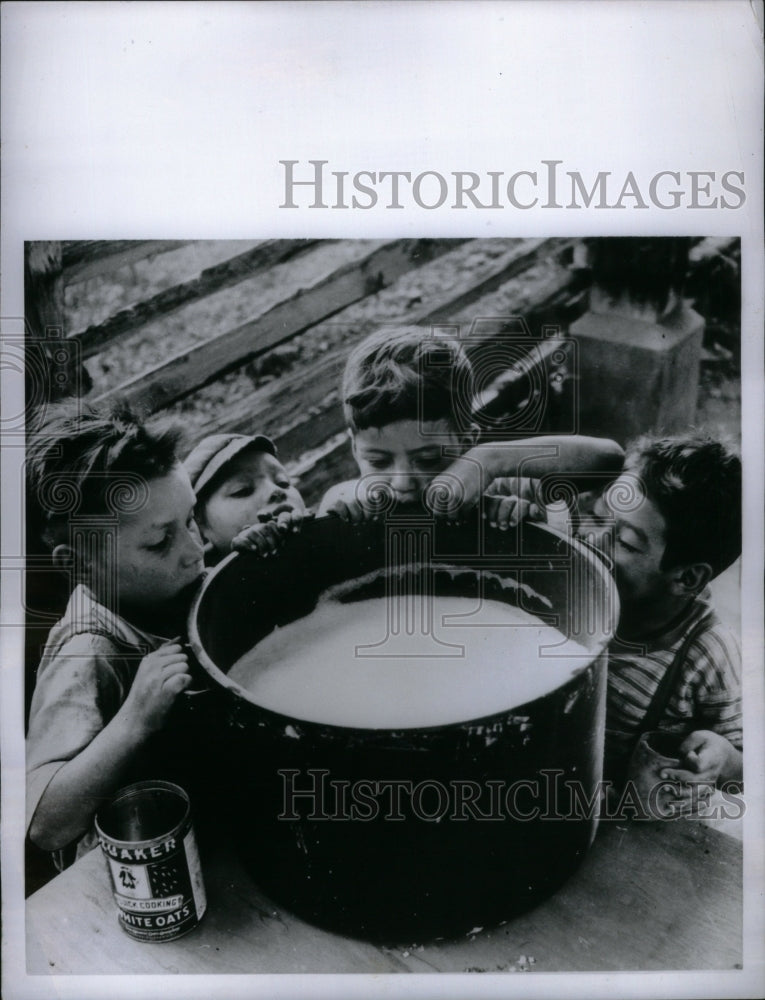 1956 Press Photo Children Central America Milk- Historic Images