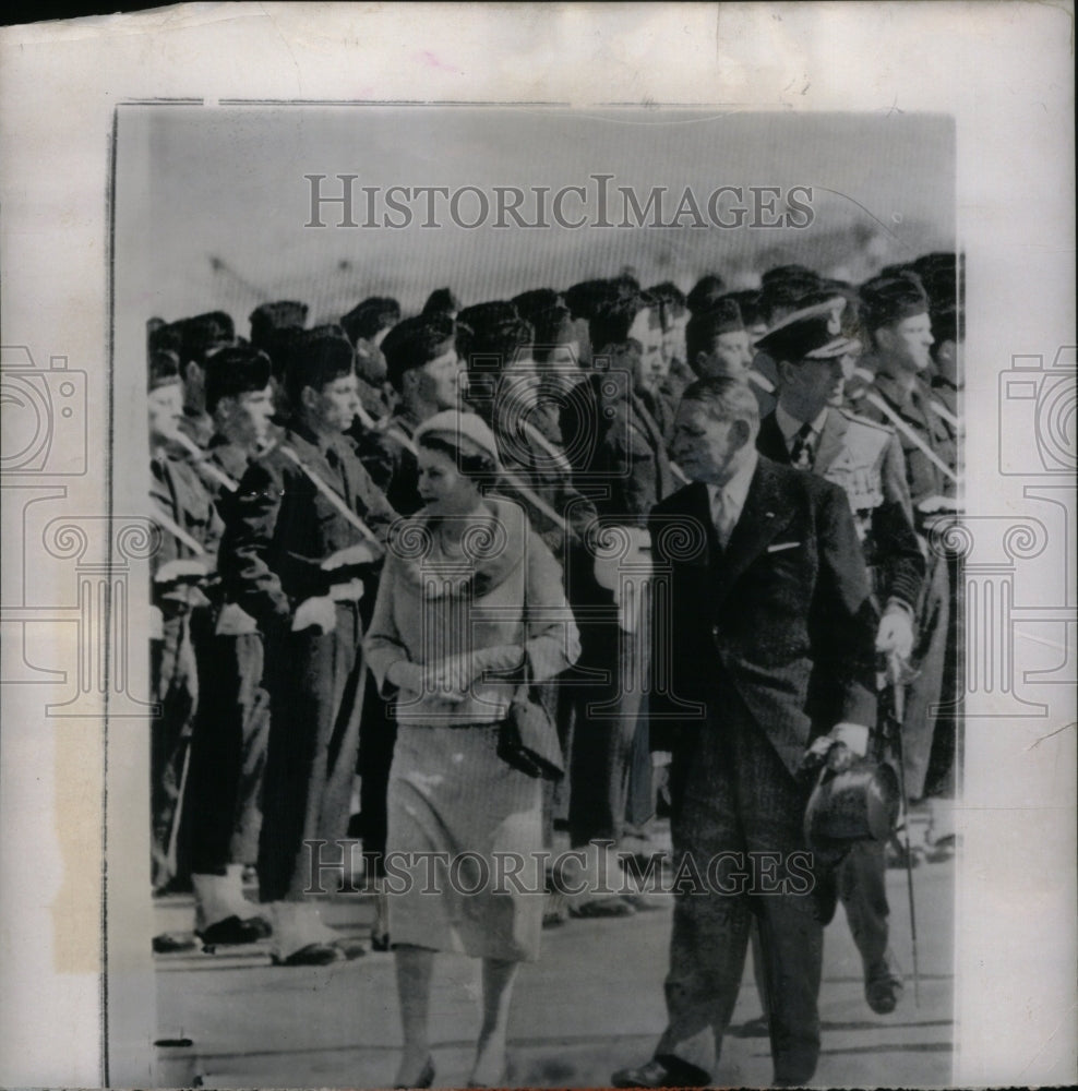 1957 Press Photo Queen Elizabeth France Visit President- Historic Images