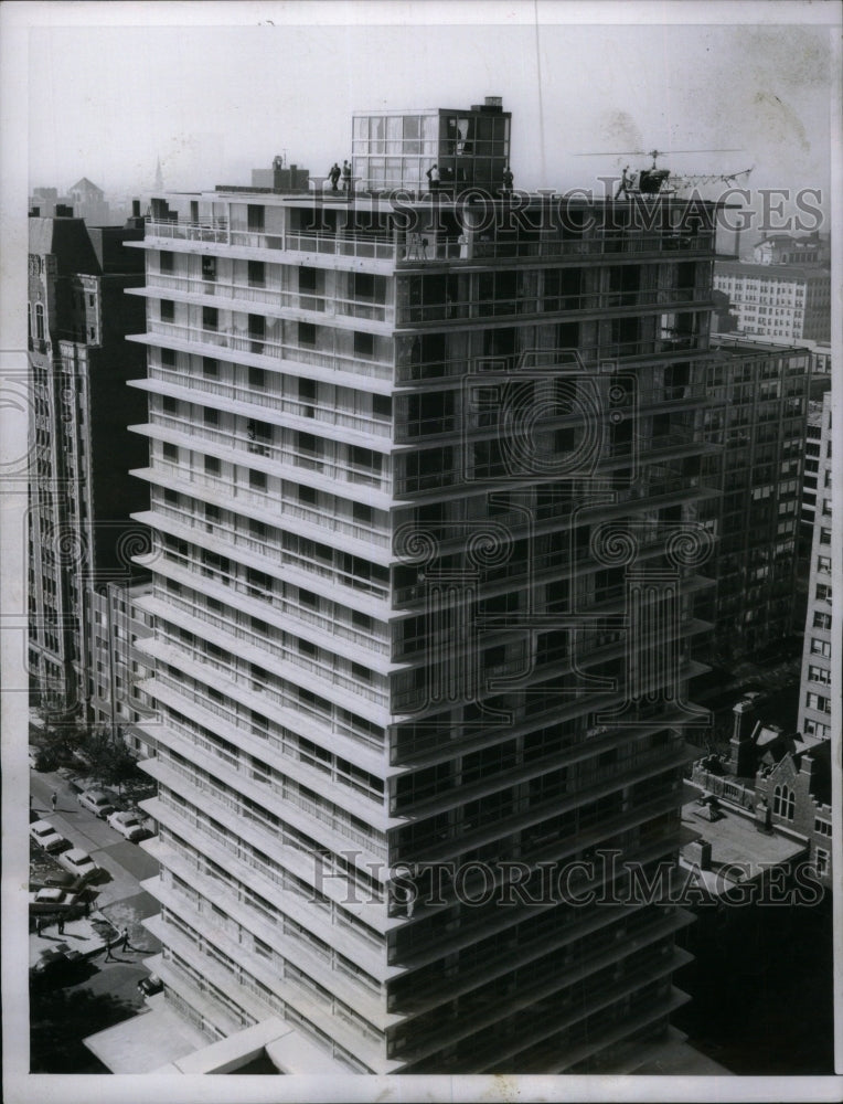 1955 Press Photo Helicopter Roof Right Window Apartment - RRU38771