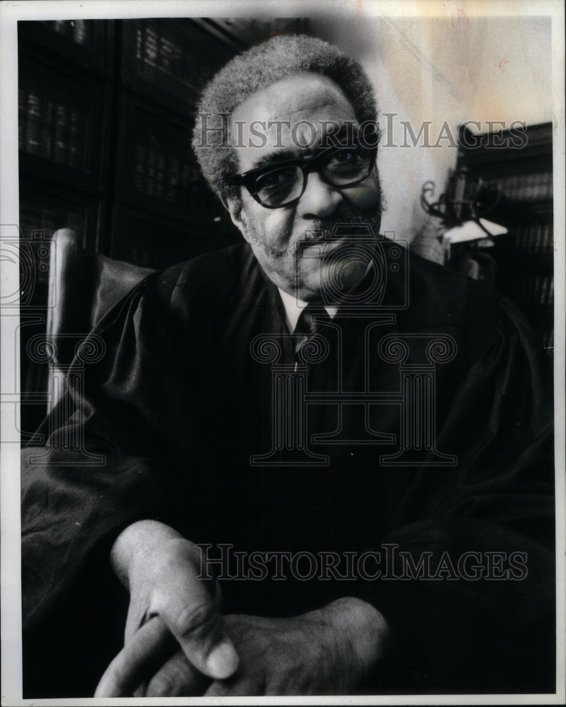 1980 Press Photo Shows Judge William Hague Picture Room - RRU40333