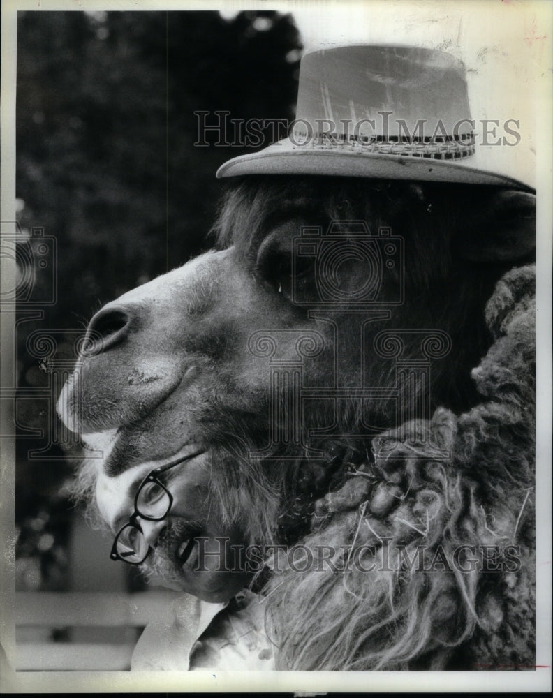 1980 Press Photo Marsh Peers Camel Hat Role Chin Wears - RRU45971- Historic Images